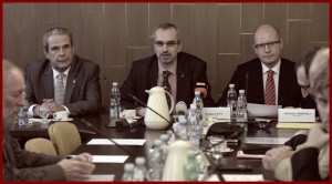 Generální inspekci bezpeènostních sborù byl mìl vést nynìjí námìstek Michal Murín (vlevo). Poslancùm z bezpeènostního výboru to 4. prosince v Praze oznámil premiér Bohuslav Sobotka (vpravo). Murín vystøídá v èele inspekce Ivana Bílka, který rezignoval s koncem listopadu. Uprostøed je pøedseda výboru pro bezpeènost Roman Váòa.